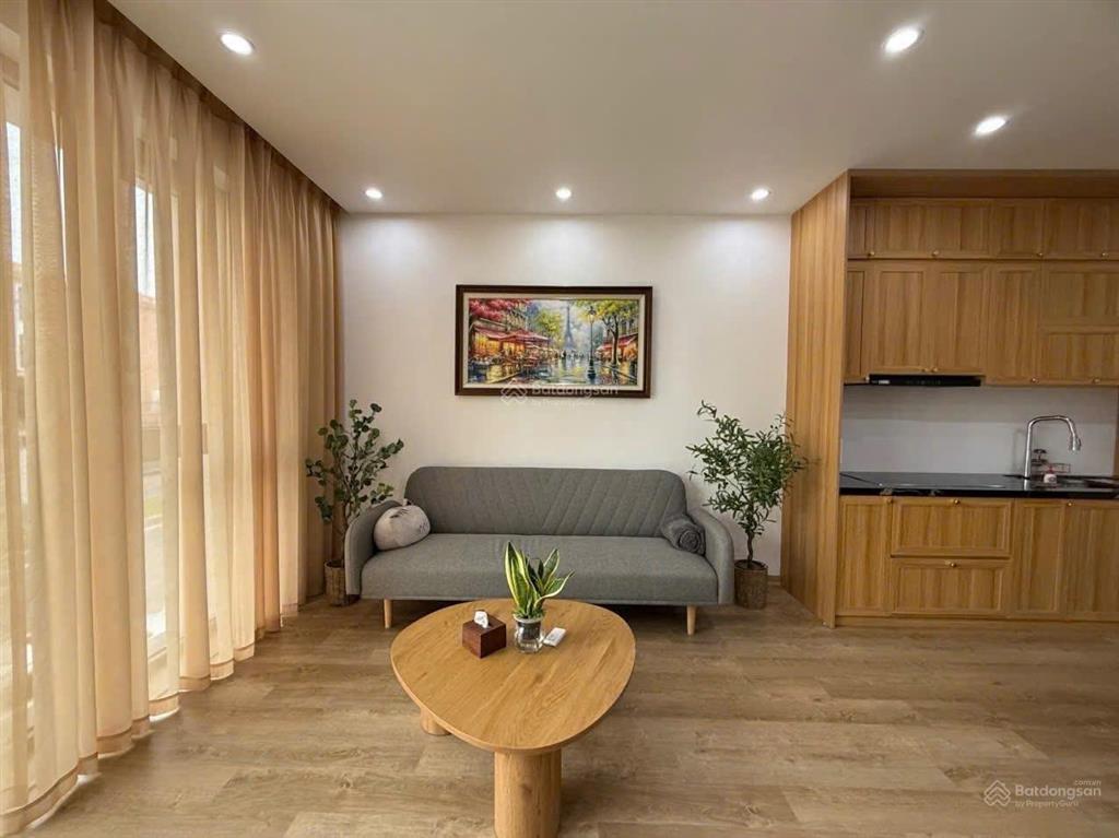 Bán shophouse vinhomes royal island mặt đường 35m, view sân golf, đang có dòng tiền ổn định