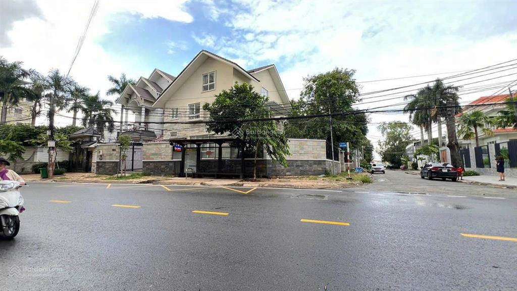 Bán gấp biệt thự góc 2 mặt tiền, 629m2, đường nguyễn văn hưởng, p thảo điền, q2, tp.hcm 220 tỷ