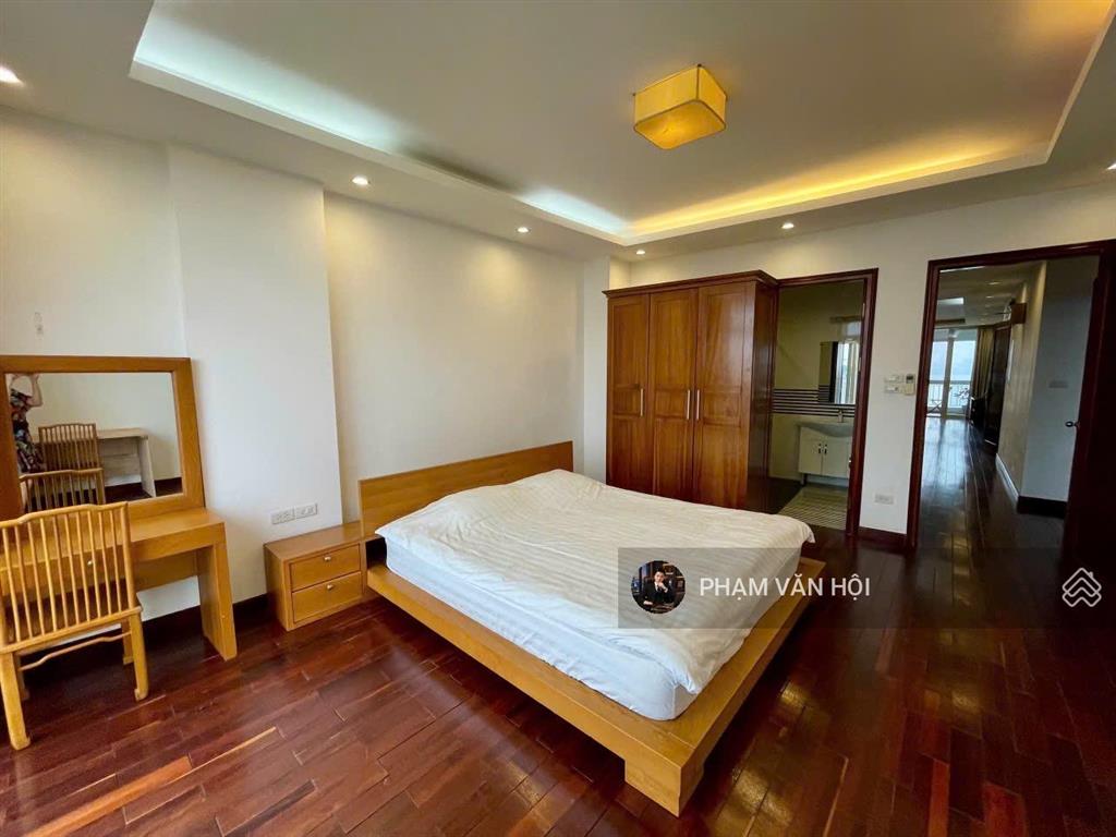 Bán căn hộ 3 ngủ diện tích 160m tầng cao view hồ tây, mặt phố xuân diệu, quảng an, giá 20 tỷ