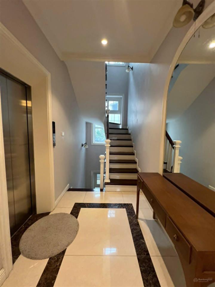Chính chủ gửi bán căn biệt thự hdi tây hồ, dt 132m2,mt 8,5m, xây 4 tầng+hầm,giá 63 tỷ,đã hoàn thiện