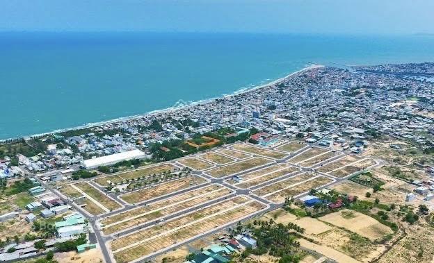 Bán đất dt 240m2, lô góc 3 mặt tiền trục chính đường t2 khu 15ha phan rí cửa, lâm đồng