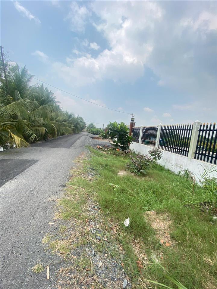 3000m có 300m thổ cư mặt tiền thích thiện hòa xã lê minh xuân phía bên kênh thích hợp làm nhà vườn