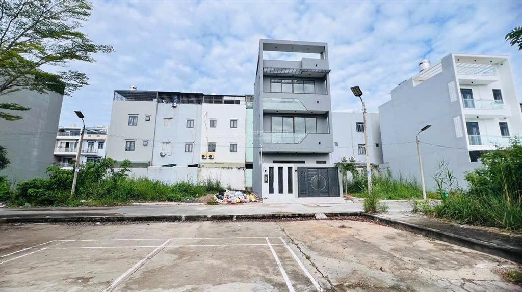 Đất đối diện công viên kdc 1368 lê văn lương. phước kiển, sổ sẵn