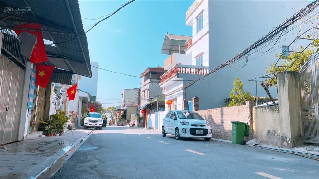 Bán nhà 2 tầng mái thái phong cách trẻ trung hiện đại ô tô tránh kinh doanh trung tâm đông anh