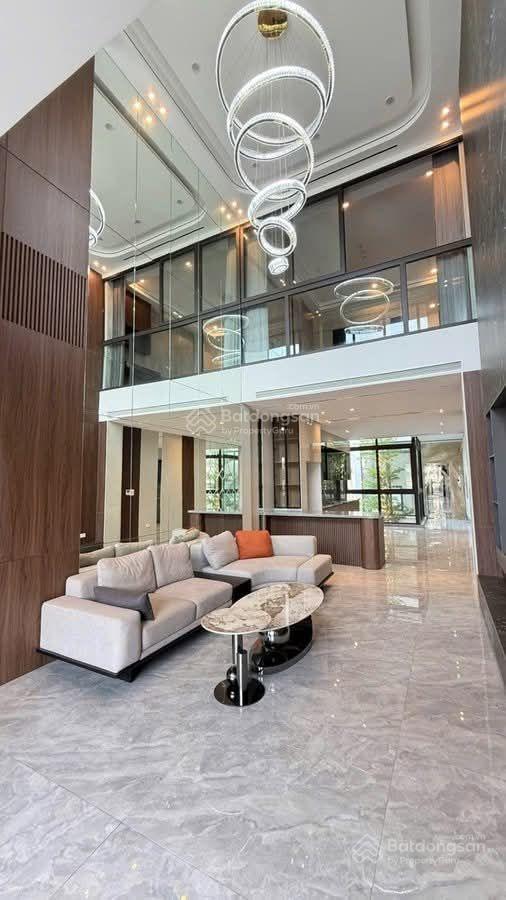 Nhà trong ngõ khu việt hưng lô góc thang máy gara 2 ô tô full nội thất nhà mới đẹp thiết