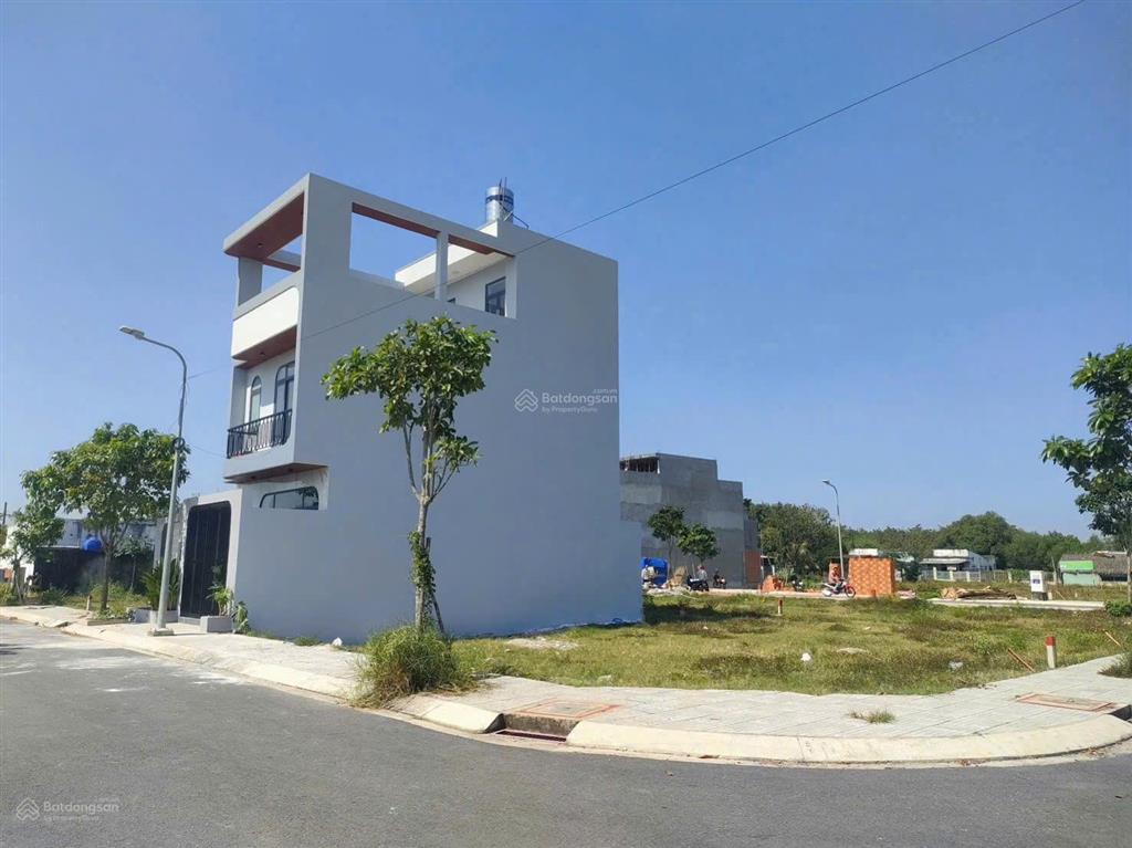 Bán gấp lô đất 2 mặt tiền đường nhựa dt 80m2 giá 950tr