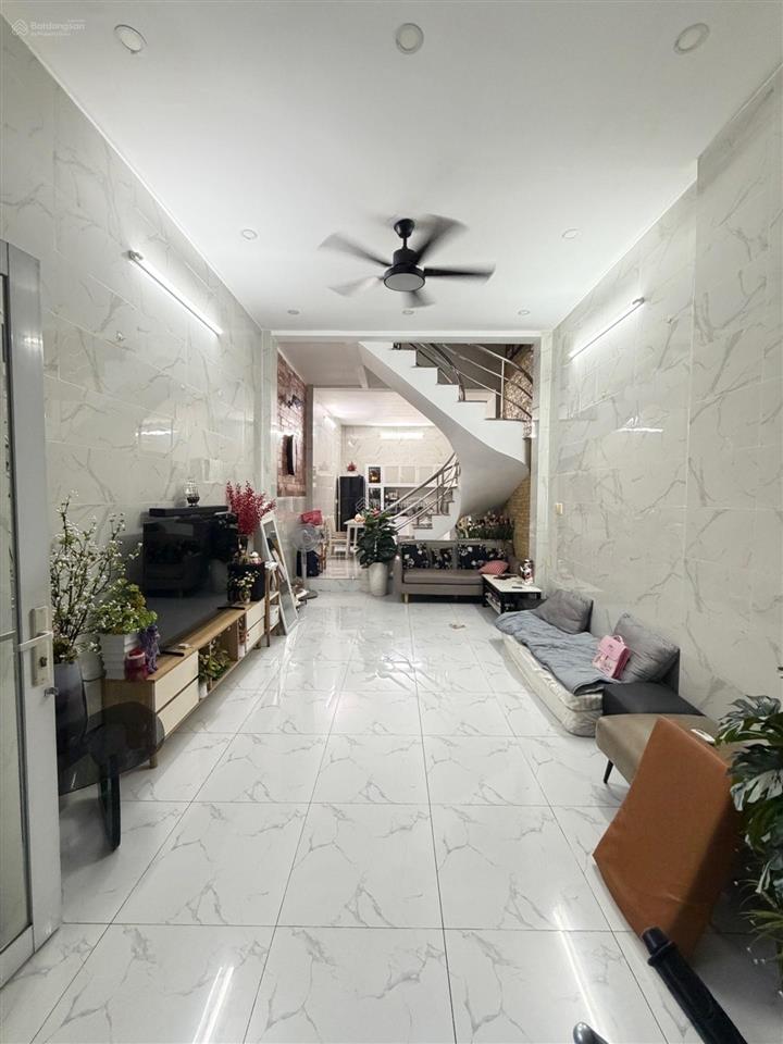 Q.bình thạnh, phan văn trị, 52m2, 3.7x13.5, 3 tầng, 4pn, có sân để xe. hẻm oto nhỏ, giá 6.39 tỷ
