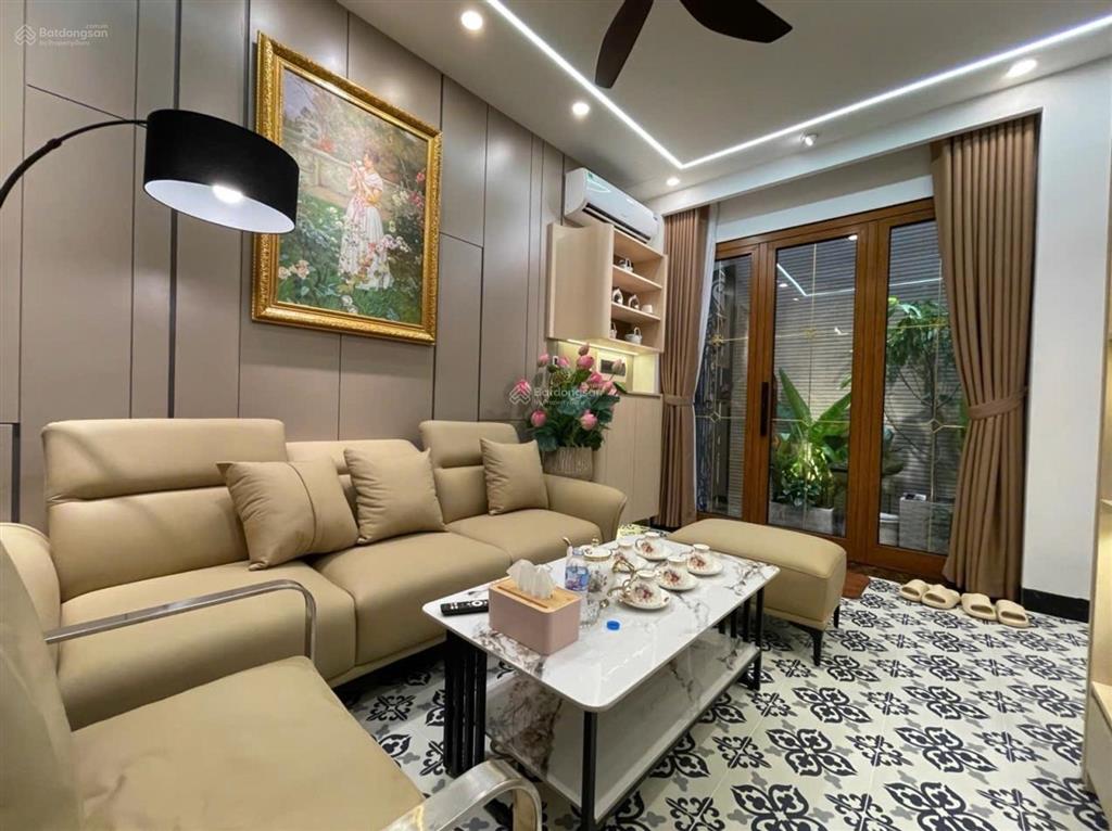 Nhỉnh 11 tỷ nhà đẹp như khách sạn 5 sao trần khát chân 40m x 5 tầng gần phố huế, bạch mai