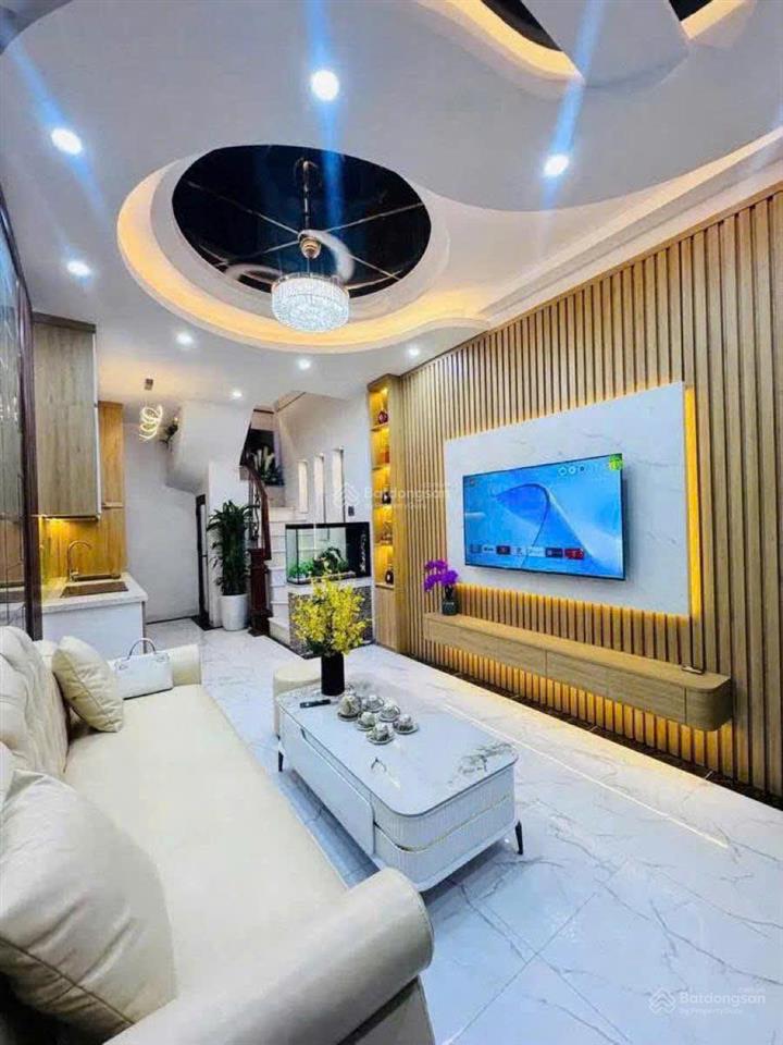 Căn lô góc nguyễn khánh toàn, 35m ra ô tô, sát phố, trước nhà 3 gác tránh, tặng nt, sổ cc, 45m2