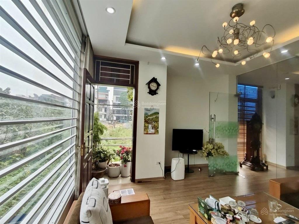 Bán nhà dân xây, phân lô, trần quốc hoàn, cầu giấy, 18,8 tỷ, 5tầng, mt4m, 4pn, căn góc, gara ô tô.