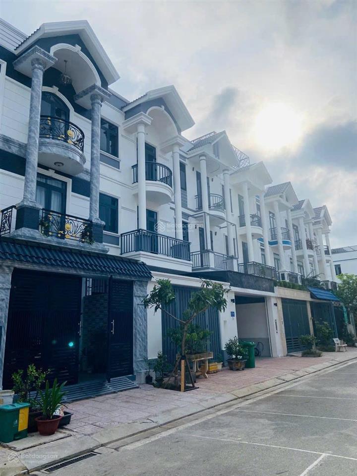 Cần sang lại căn nhà 100m2 hoàn thiện 3 tầng, sổ hồng hoàn công dự án centana q9