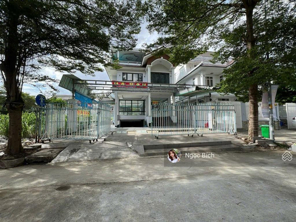 Cần bán gấp biệt thự sadeco giải trí, đường số 14 giá đầu tư 35 tỷ 1 căn. gọi 0931 155 ***