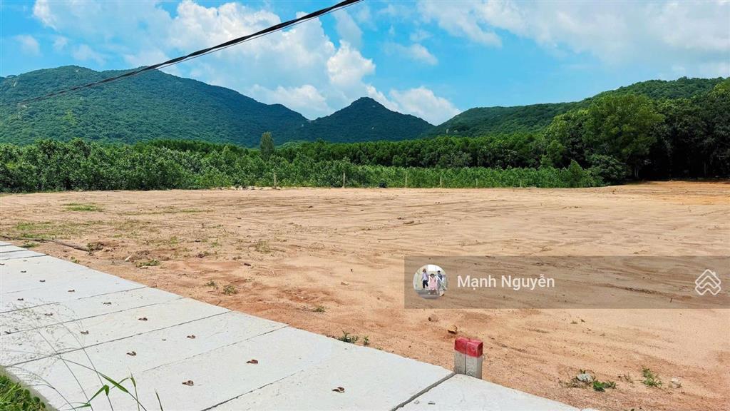 View núi giá siêu rẻ gần biển dt 606m2 9x74 mặt tiền đường nhựa sát chân núi minh đạm. đất bằng