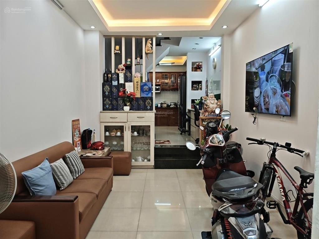 Chính chủ bán nhà sát mặt tiền huỳnh văn bánh, giáp quận 1