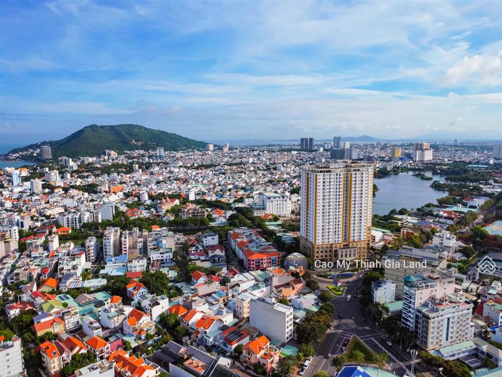 Bán khách sạn 7 tầng 36 phòng gần biển bãi sau đct 90tr/th khu kinh doanh du lịch sầm uất