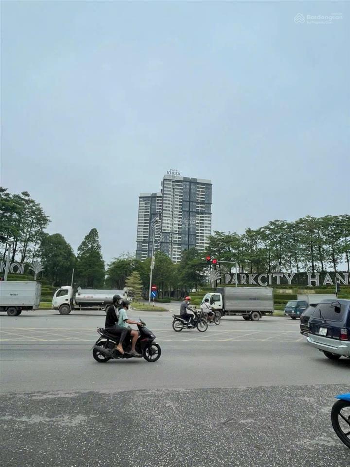 10.7 tỷ dv cổng đồng 50m mt 4.2m ngã tư lê trọng tấn đối diện park city không lỗi gì
