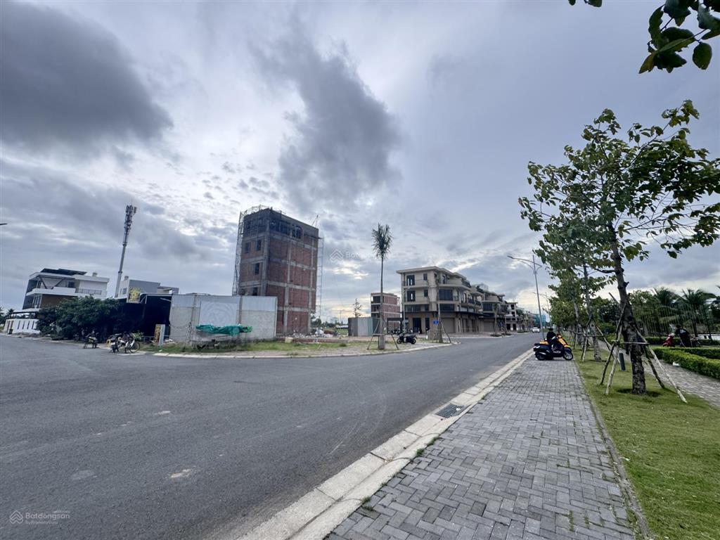 Bán cặp nền đường d8 đối diện hồ cảnh quan khu nam long central lake