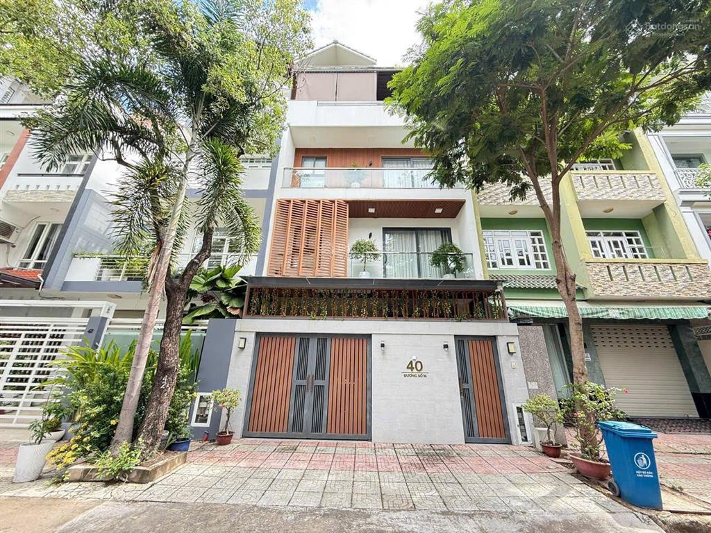 Bán gấp biệt thự 21,5 tỷ, 126m2 có thang máy đầy đủ nội thất kdc ven sông sadeco, tân phong
