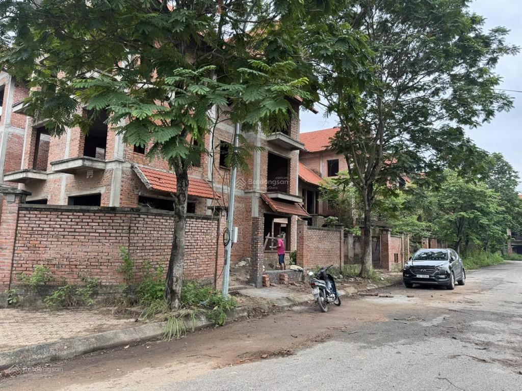 Khoảng 4x tr/m2 bt mặt sông 300m2, vị trí đắc địa kđt quang minh ml hn