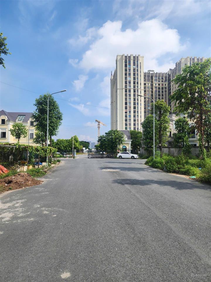 Cần bán 123,9m2 đất sát lô góc mặt đường rộng 20m khu 25,2ha vân canh xã sơn đồng giá 235tr/m2