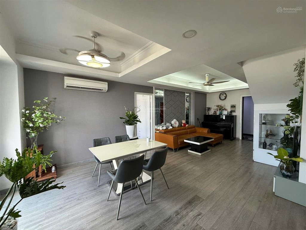 Bán căn hộ 4 phòng ngủ sân vườn trung tâm quận 3