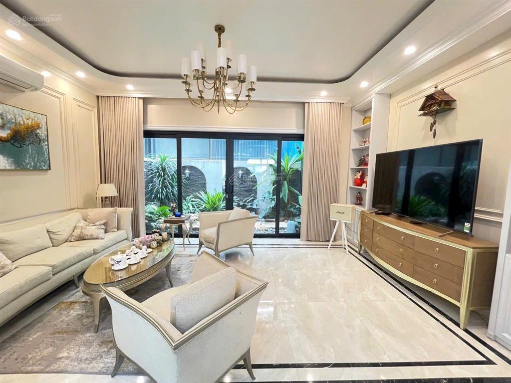 Bán gấp chỉ 9,5 tỷ nhà 120m2, thang máy xịn, gần hồ, điều hòa âm trần