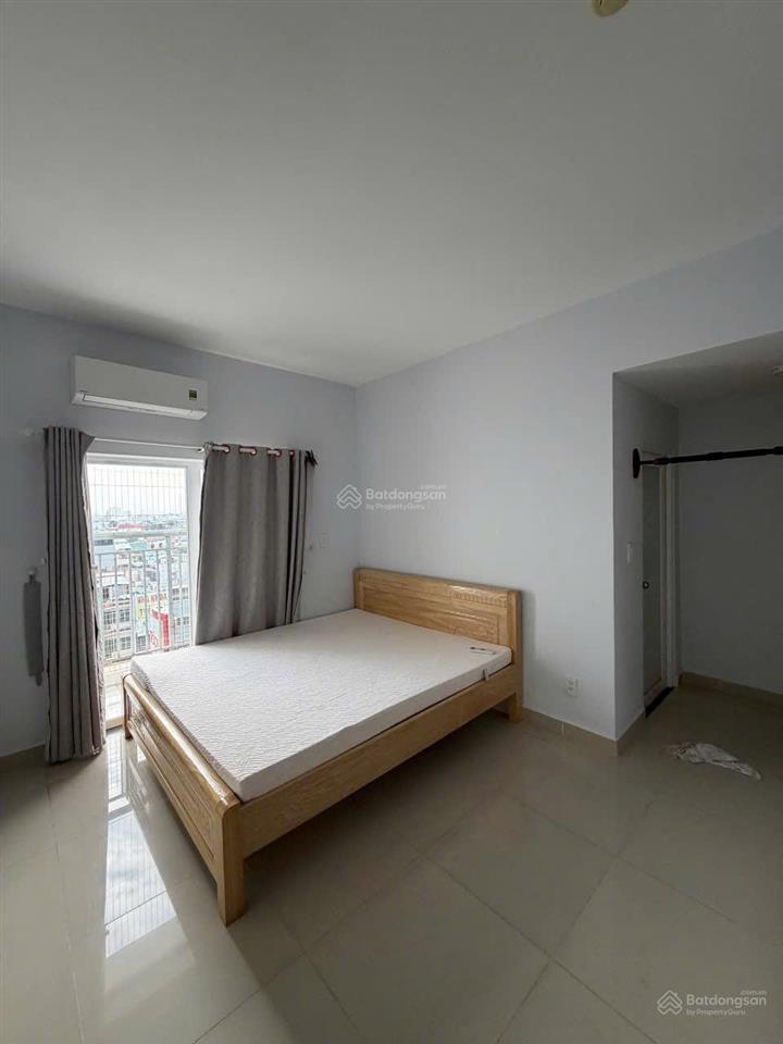 Căn góc oriental plaza 70m2 sổ hồng riêng chỉ 4,3 tỷ, chính chủ bán