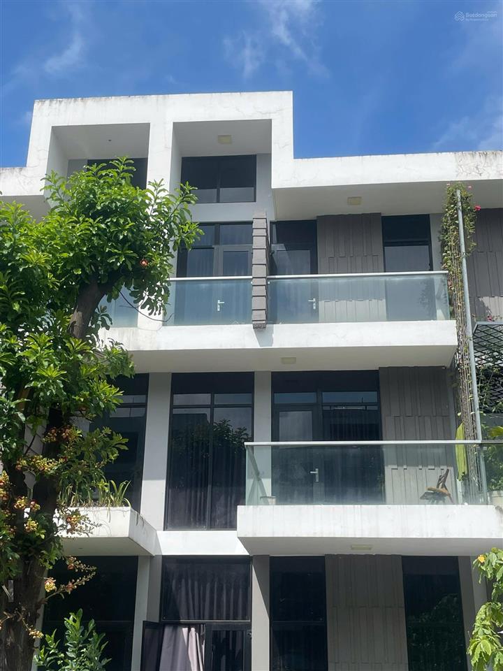 Bán nhà phố khu compound quy hoạch đồng bộ, an ninh 24/7, 3 tầng, 4pn, nội thất cao cấp, giá 9,5 tỷ