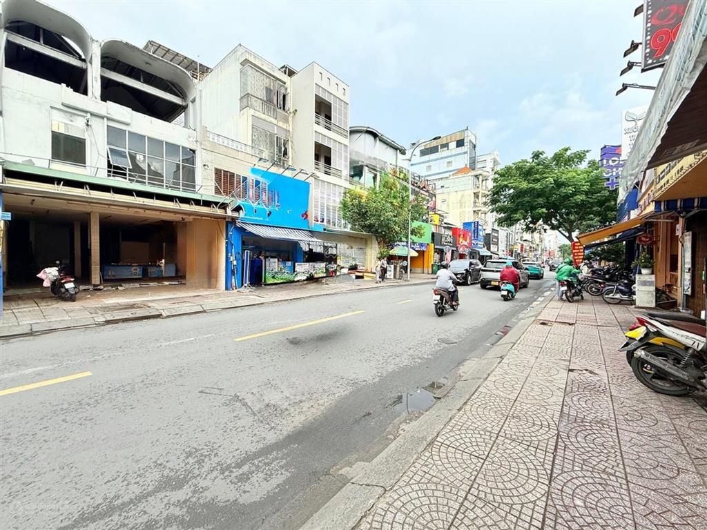Vị trí vàng 200m2 ngang 6m5 bán mặt tiền ngay chợ hoàng hoa thám xây được 8 lầu hđt 80tr/thg