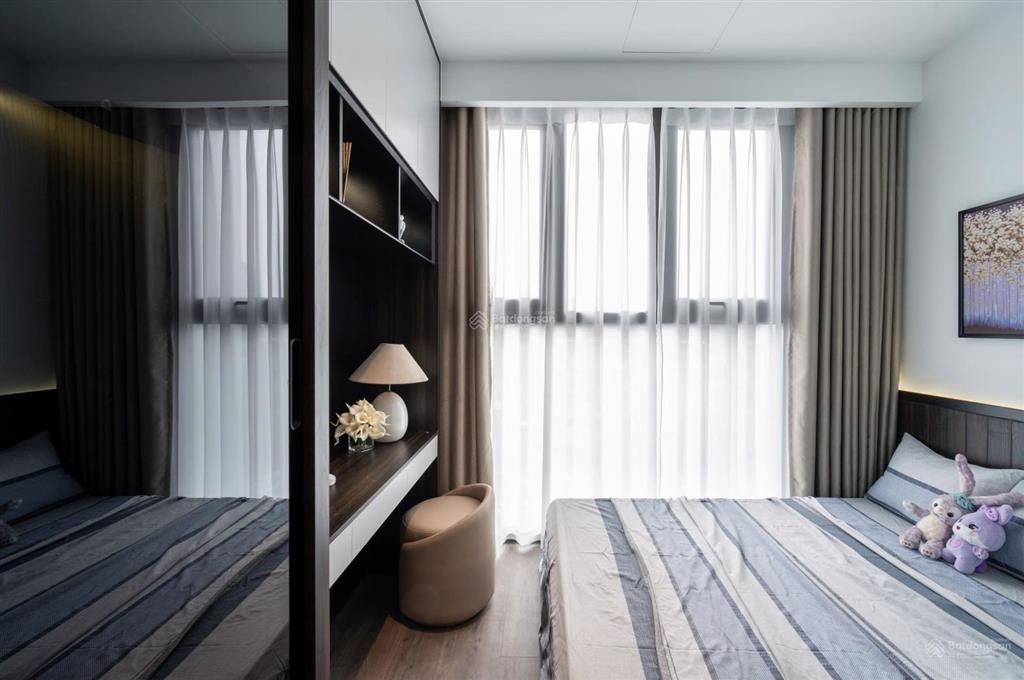 Bán nhanh căn góc 2pn gloria nguyên hồng full nội thất sẵn sổ đỏ cạnh hồ thành công giá 10,9 tỷ