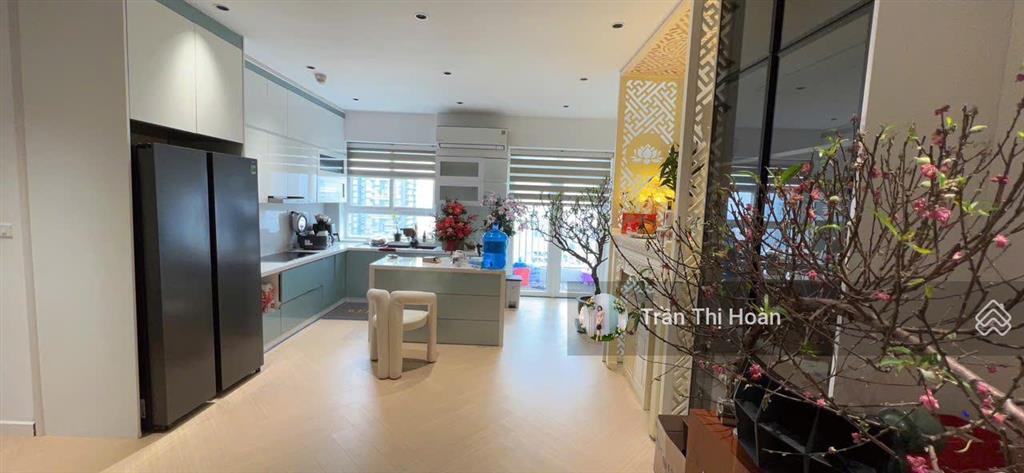 Bán chung cư 165 thái hà căn góc 3pn giá chỉ 8xtr/m2 tỷ full nội thất. 0977 434 ***