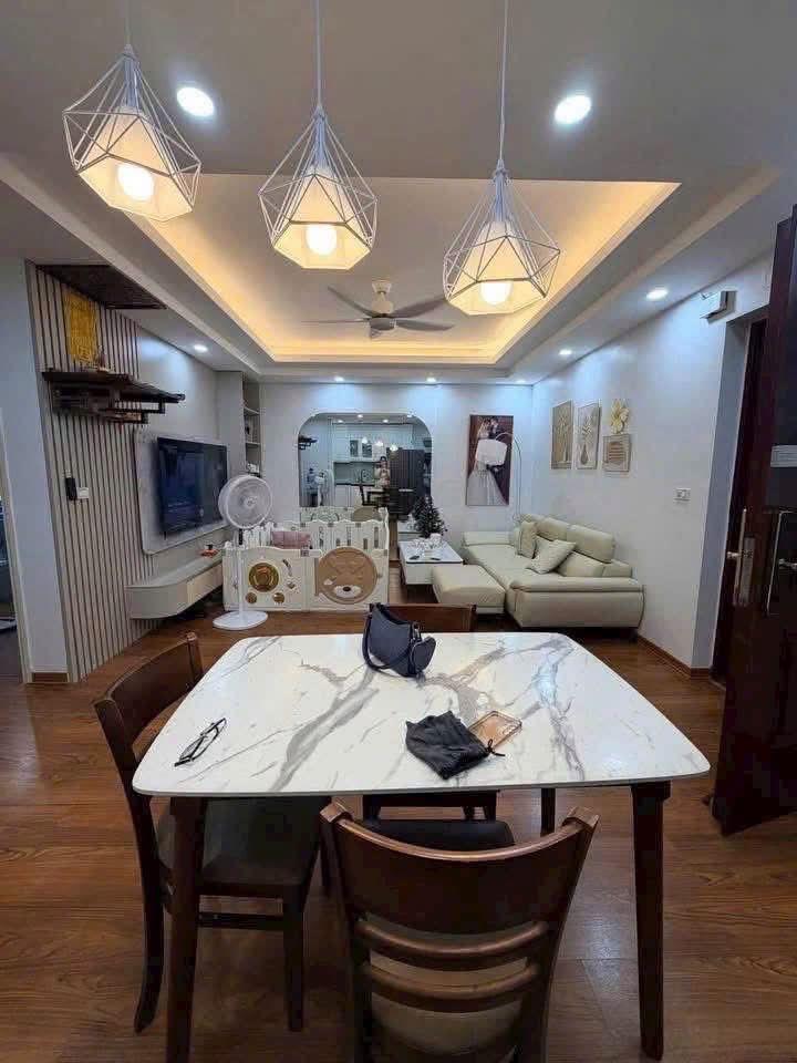 Chung cư Hoàng Quốc Việt, căn 3 ngủ 80m, giá 6 tỷ (083.848.9898)