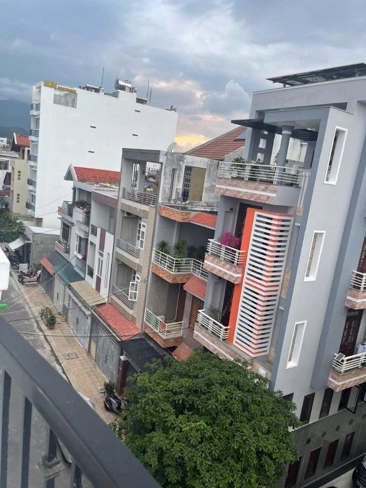 Bán nhà mới mặt tiền đường Phan Vinh , TP Nha Trang . Nhà 1 trệ 3 lầu đúc . Gần biển Trần Phú , chợ Bình Tân,NV Tâm Trí