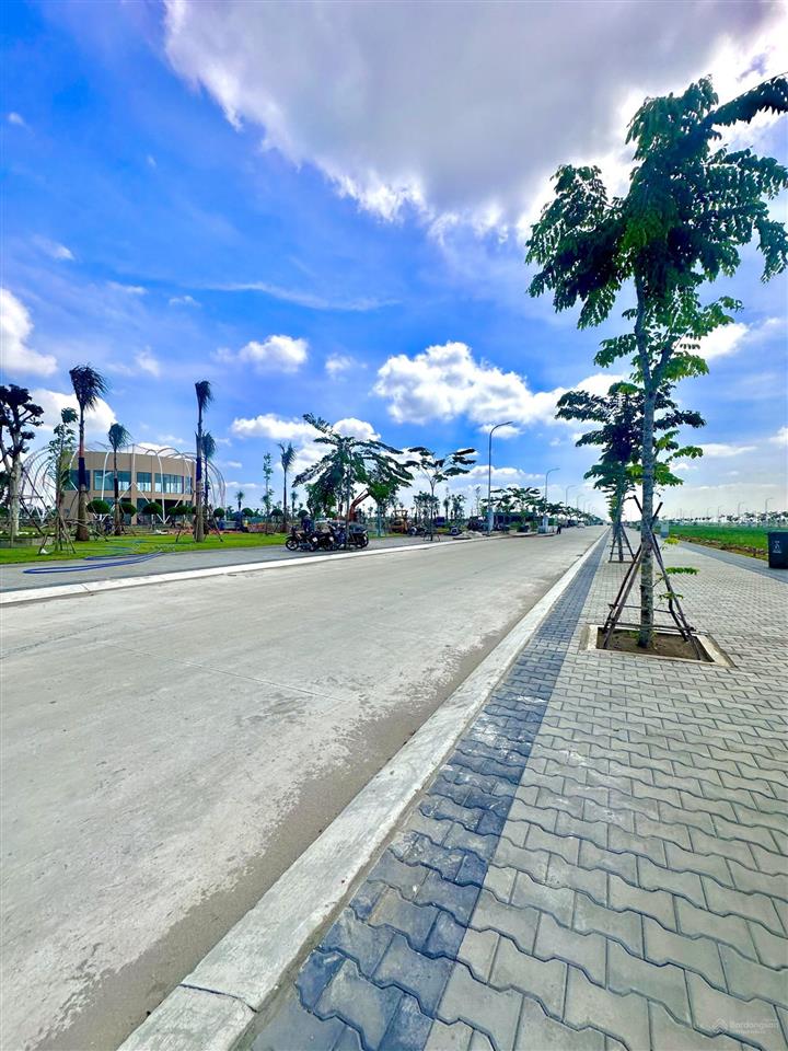 Bán gấp lô đất đẹp 93,6m2 đối diện công viên giá 3tỷ270 ngay đại lộ võ văn kiệt nối dài