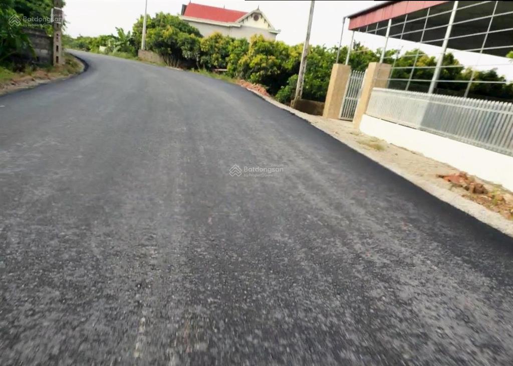 Chính chủ bán lô đất nằm trên trục đường chính, dân cư hiện hữu, tiếp giáp 2 mặt đường, sẵn sổ