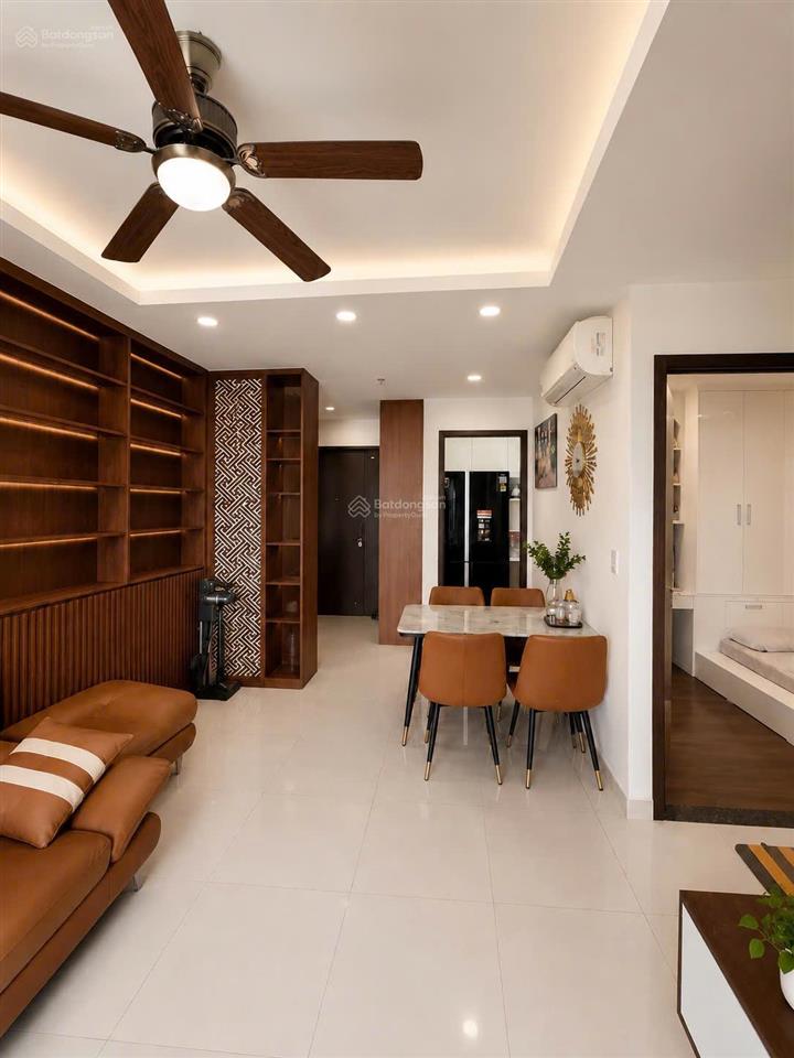 Cần bán căn 2pn 70m2 có nội thất đẹp phú đông sky garden. 0767 500 ***