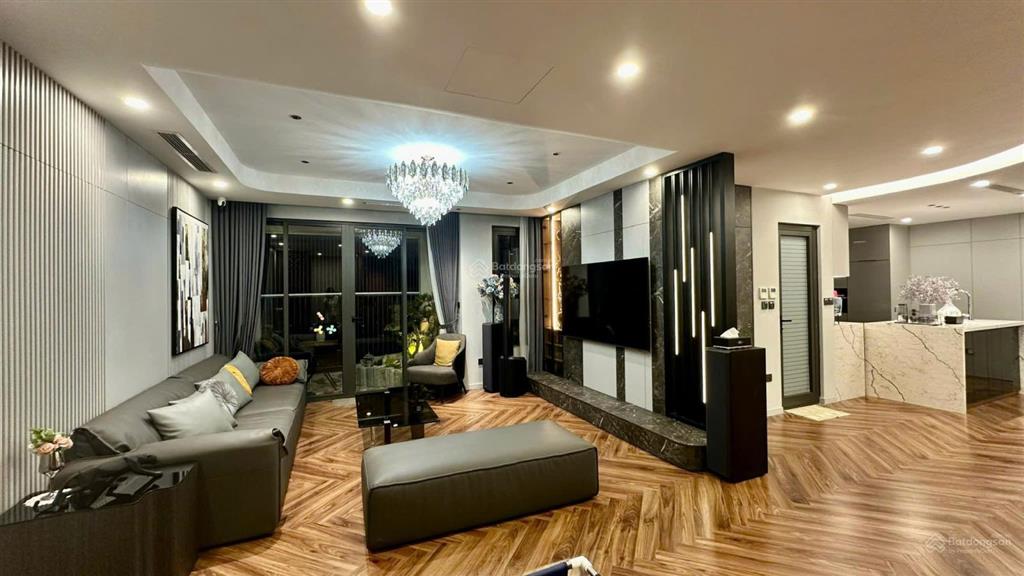 Anh ngọc bán căn góc tại golden park tower, phạm văn bạch 9,5 tỷ, 90m2 tk 3n tầng trung view thoáng
