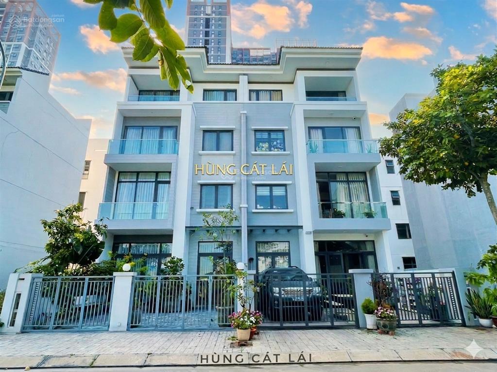 Bán nhà phố lavila 2 cát lái dt 119m2 1 trệt 3 lầu sân đậu 2 ô tô nhà thô giá 12,5 tỷ