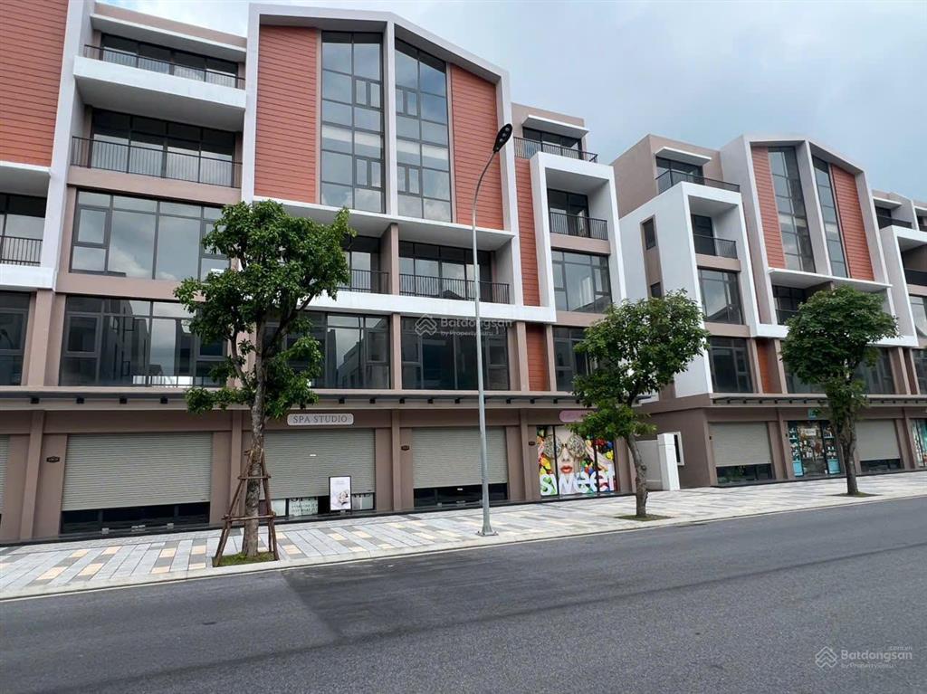Chủ nhà cần tiền bán gấp căn 100m2, 2 mặt tiền trục thông 20m, cạnh biển hồ, sổ lâu dài