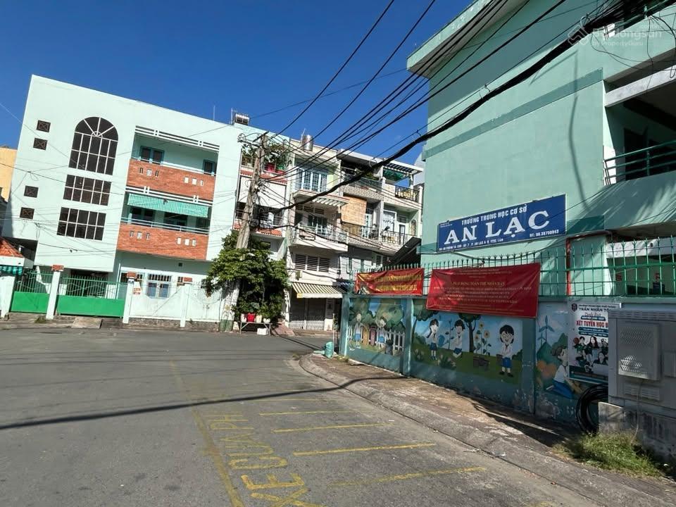 Góc 2mt phùng tá chu ngay trường học, dt 8.64 x 16m, cấp 4, giá 14.2 tỷ