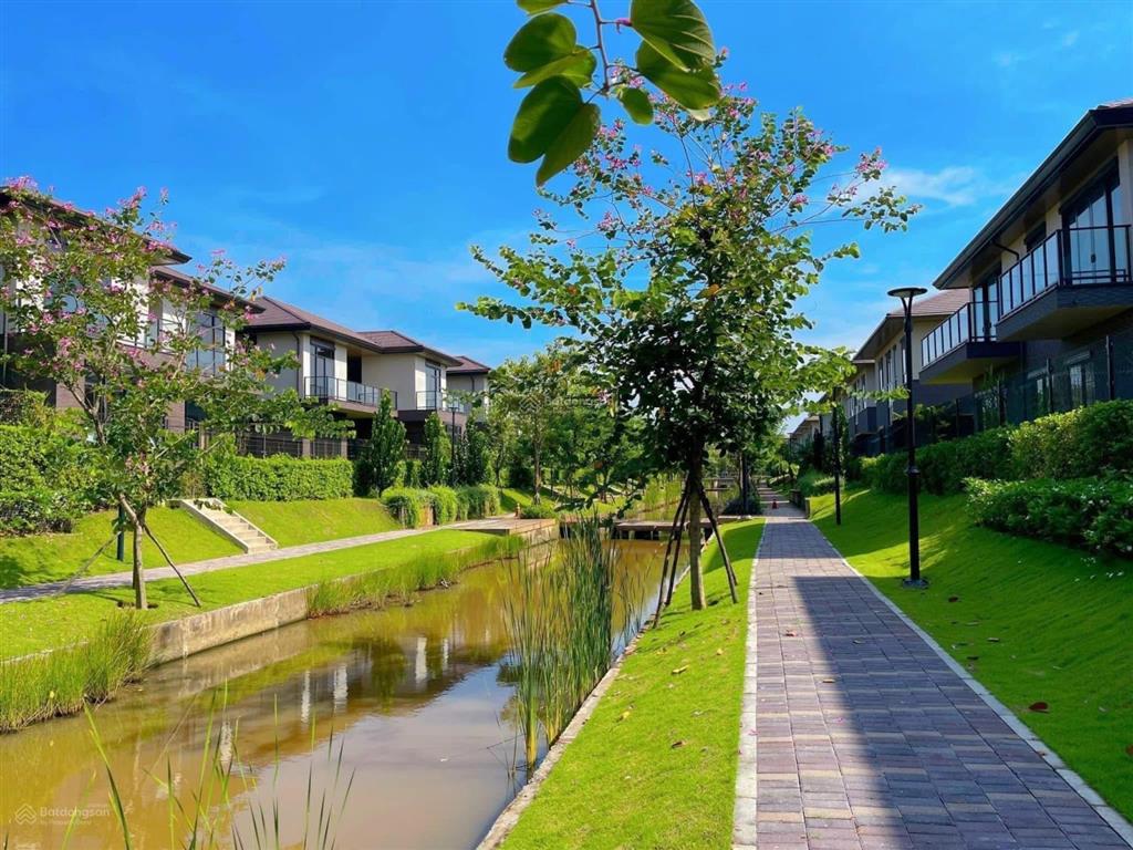 Bán căn biệt thự view kênh đào siêu đẹp dt 225m2 giá 10tỷ5 ra sổ tên khách mua