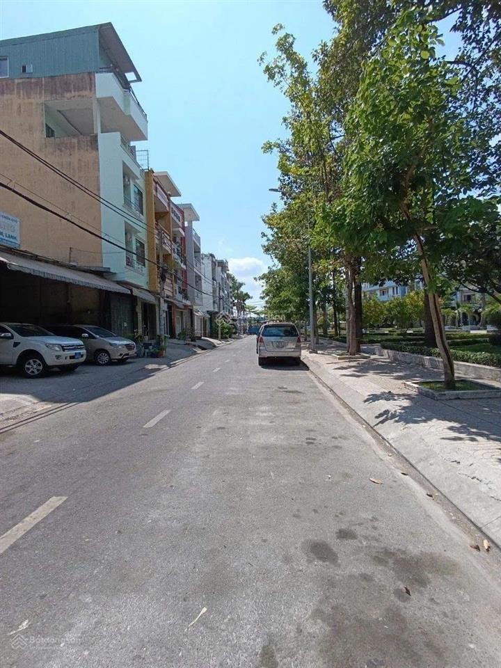 Nhà nát mt khu bình phú sát trần văn kiểu 4x18m đối diện công viên