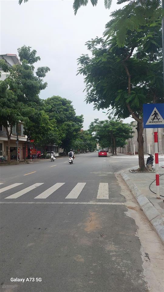 Bán đất tđc đoàn quang dung, trâu quỳ, gia lâm, dt 100m, mt 6,8m, đường 22m, vỉa hè, giá 24,x tỷ.