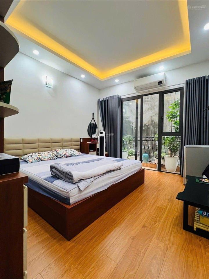 Bán nhà gần hồ tây cách mặt phố 50m phân lô ô tô đỗ cổng nhà đẹp ở ngay tặng full nội thất