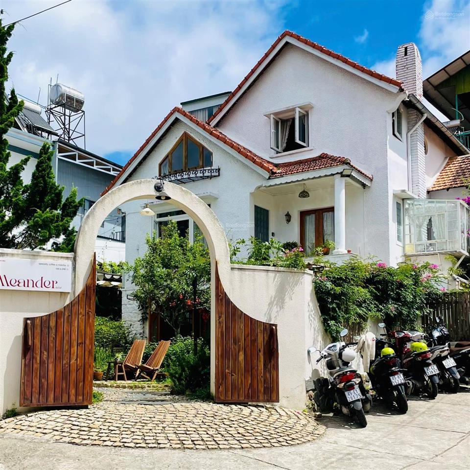 Villa pháp cổ nổi bật ngay khu trường học, với phong cách thưởng thức 30tr/tháng.