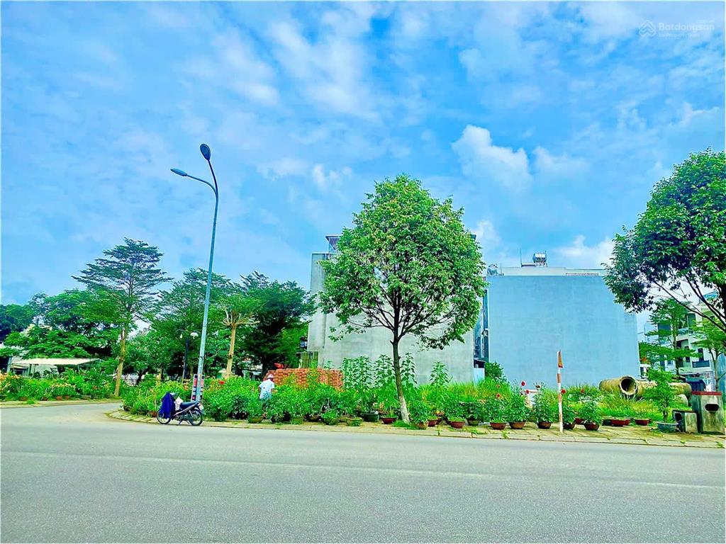 Bán đất mặt tiền đường lê thánh tôn, 10x18180m2, 8 tỷ, trung tâm tp quảng ngãi. cách vincom 500m.