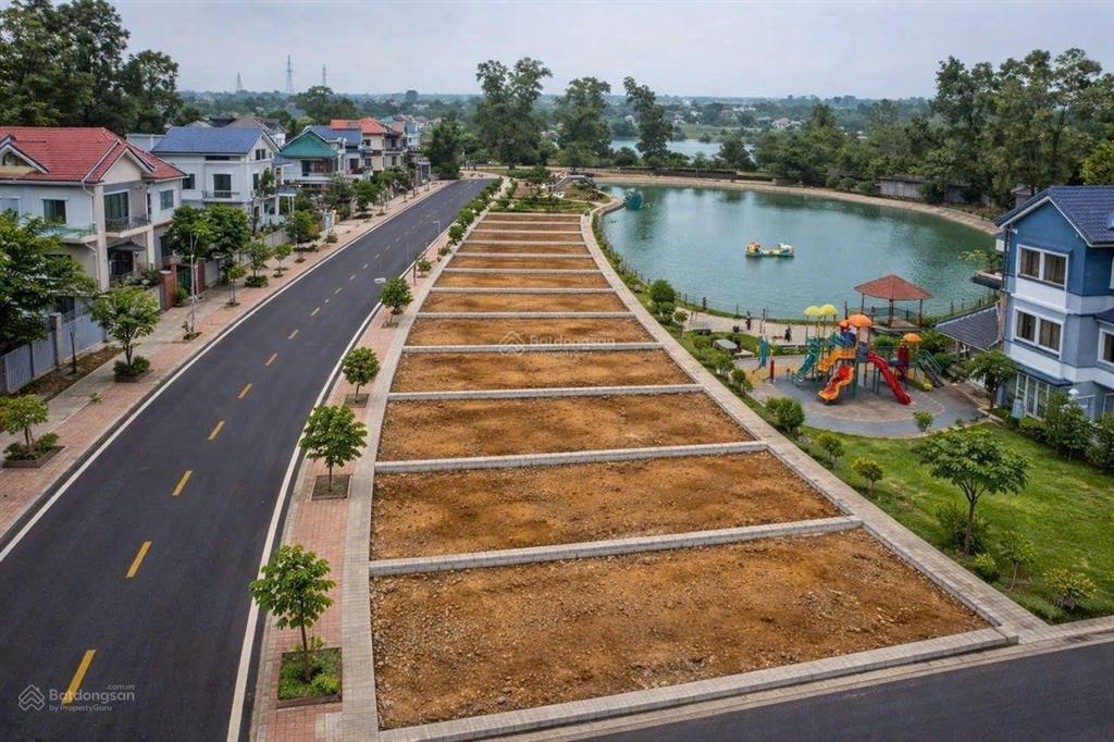 Cạnh chợ hòa lạc. bán 100m tc, mt 9.5m view hồ, đường thông rộng 12m.ô tô đỗ ngày đêm. tc hơn 3đ