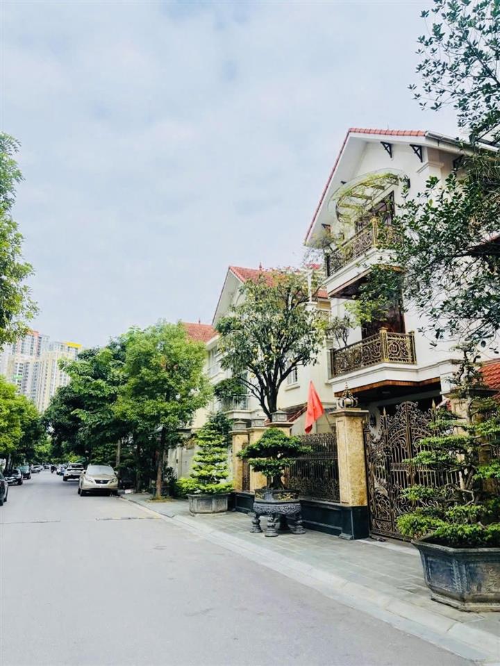 Chỉ 160 tr/m2 bt 201m2 4 tầng mt 10m hoàn thiện siêu đẹp mặt đường to kđt văn phú hà đông