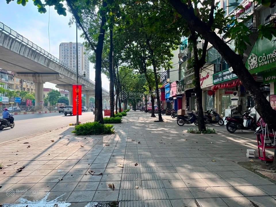 Mặt phố hồ tùng mậu vỉa hè đá bóng ô tô vào nhà kinh doanh đa dạng sầm uất tấp nập ngày đêm