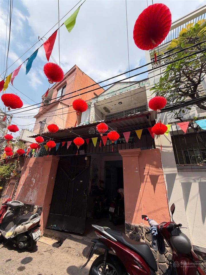 62m2, hẻm ô tô, sát mặt tiền nguyễn trọng tuyển, p. cầu kiệu. nhà cũ tiện xây mới, sân rộng thoáng.